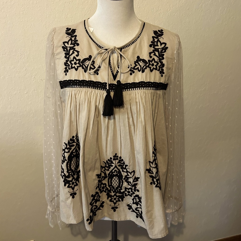NWT CUPIO Women's Embroidered Pleated Swiss Dot Blouse in Feather Gray